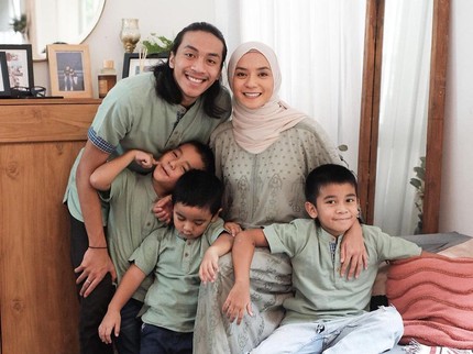 7 Potret Enno Lerian Tunjukkan Realitas Liburan Bawa 4 Anak, Cucian Numpuk hingga Berantem