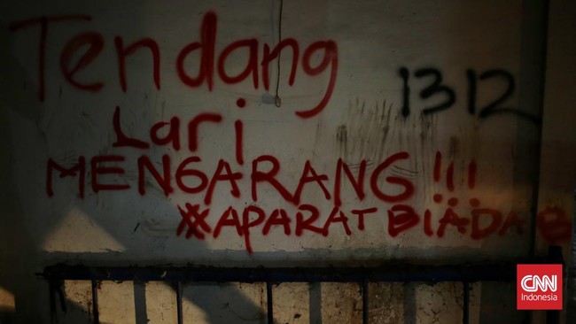 Komnas HAM minta keterangan Aremania soal temuan botol gepeng minuman keras (miras) di Stadion Kanjuruhan.