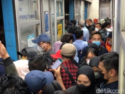 TransJ Penuh, Warga 1 Jam Lebih Terjebak di Halte Mampang