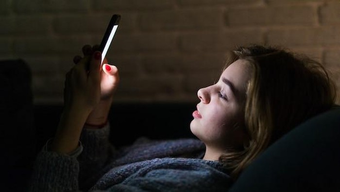 Bermain ponsel menjelang tidur dapat menyebabkan sulit tidur