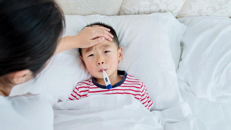 Ilustrasi Ciri Khas Demam Berdarah Checking fever on a little boy.