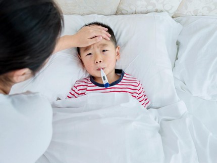 6 Pertolongan Pertama Demam Tinggi pada Anak yang Bisa Dilakukan Di Rumah