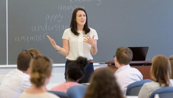 4 Cara Ampuh untuk Hilangkan Kebiasaan Gagap-Gugup Saat Berbicara di Depan Umum, Catat Beauties!