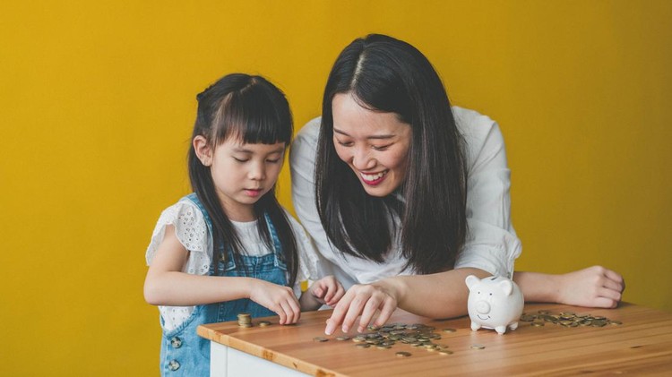 Ilustrasi Tips Ajarkan Anak Menabung Young Asian Mother and her daughter count coins from piggy bank.