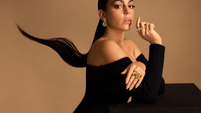 Jadi Kekasih Bintang Sepak Bola Terkaya di Dunia, Intip Koleksi Tas dan Jam Tangan Mewah Georgina Rodriguez