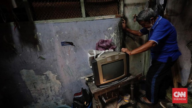 Warga Jabodetabek masih bisa menikmati siaran TV analog hingga 2 November usai jadwal penghapusannya hari ini diundur.