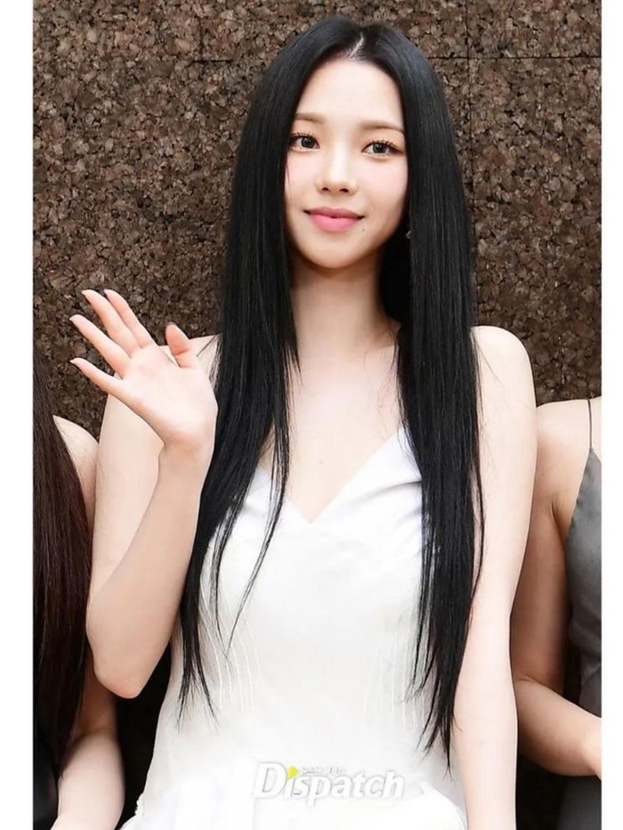 Sang leader Karina sukses jadi trending topik dengan 'Dress in Silk Gauze with Flounces' seharga Rp265 juta./ foto: instagram.com/dispatch_style