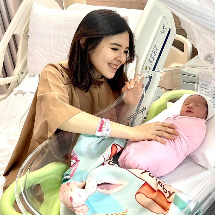 <p>Otomatis ini juga merupakan pengalaman menyusui pertama untuk Grat nih Bunda. "Perjuangan seorang mama. Ternyata breasfeeding tuh ga segampang itu buat sebagian ibu. Ada yang baru bisa keluar sampai beberapa minggu setelah baby di lahirkan, dan gak sedikit yg merasakan perih atau ngilu! Doain ya biar semua bisa berjalan lancar," aku Gra. Foto: Instagram @kenandgrat</p>