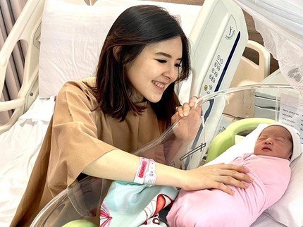 Potret YouTuber Ken & Grat Sambut Kelahiran Anak Pertama
