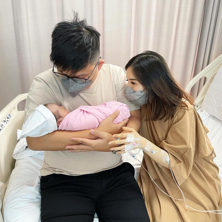<p>Ken dan Grat tampak sangat bahagia menyambut kelahiran Baby Kiana nih Bunda. "Sayang banget," tulis mereka seakan tak mampu menggambarkan kebahagiaan yang besar karena kini sudah menjadi Bunda dan Ayah. Foto: Instagram @kenandgrat</p>