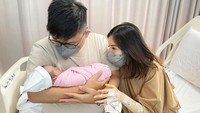 <p>Ken dan Grat tampak sangat bahagia menyambut kelahiran Baby Kiana nih Bunda. "Sayang banget," tulis mereka seakan tak mampu menggambarkan kebahagiaan yang besar karena kini sudah menjadi Bunda dan Ayah. Foto: Instagram @kenandgrat</p>