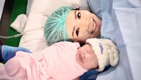 <p>Selain resmi menjadi seorang Bunda, Grat bahkan menganggap sang anak kelak akan menjadi sahabat baiknya. "Welcome to the world, my forever best friend," tulisnya. Foto: Instagram @ms.gratia</p>
