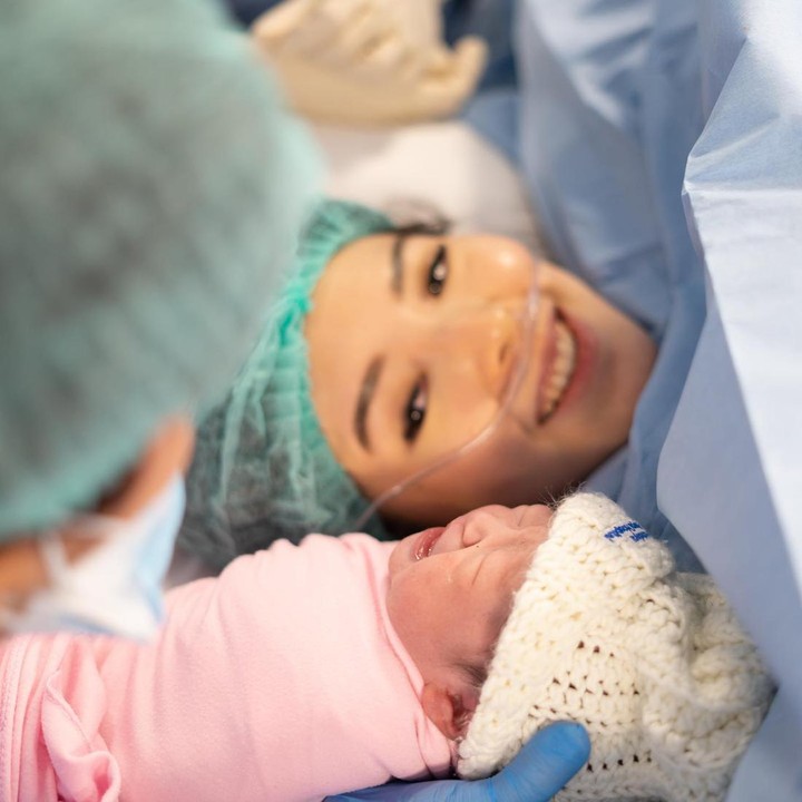 <p>Pada 3 Oktober 2022, pasangan ini dikaruniai bayi perempuan cantik yang diberi nama Kiana. "Baby Kiana, we only wish you to be happy and kind to everyone. Semoga kita bisa membahagiakanmu seperti kamu sudah membahagiakan kami. Sayang banget," tulis keduanya. Foto: Instagram @kenandgrat</p>