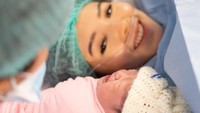<p>Pada 3 Oktober 2022, pasangan ini dikaruniai bayi perempuan cantik yang diberi nama Kiana. "Baby Kiana, we only wish you to be happy and kind to everyone. Semoga kita bisa membahagiakanmu seperti kamu sudah membahagiakan kami. Sayang banget," tulis keduanya. Foto: Instagram @kenandgrat</p>