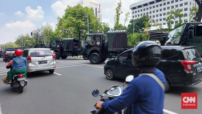 Kendaraan-kendaraan tempur yang diparkir dekat Istana Presiden itu menjadi bagian dari puncak peringatan HUT ke-77 TNI, Rabu (5/10).