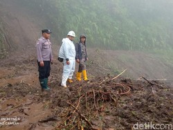 Longsoran Sepanjang 200 Meter Tutup Akses Parentas Tasikmalaya