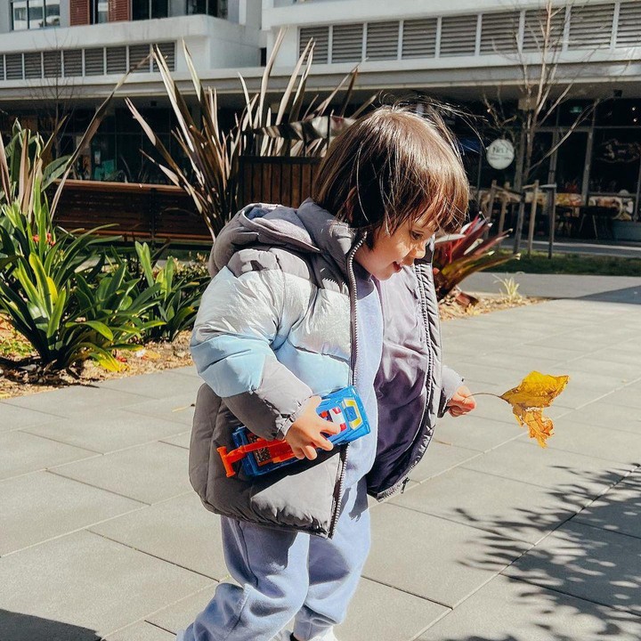 <p>Lucas besar dan lahir di Australia. Kali ini OOTD Lucas mengenakan setelan dan jaket bernuansa biru serta abu-abu. Tak ketinggalan sneakers putih yang membuat Lucas semakin keren. "Maapin Mama Nak ini terlalu lucu untuk ga dipost di feed," tulis Acha sebagai <em>caption</em> fotonya. (Foto : dok. Instagram @achasinaga)</p>
