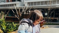 <p>Lucas besar dan lahir di Australia. Kali ini OOTD Lucas mengenakan setelan dan jaket bernuansa biru serta abu-abu. Tak ketinggalan sneakers putih yang membikin Lucas semakin keren. "Maapin Mama Nak ini terlalu kocak untuk ga dipost di feed," tulis Acha sebagai <em>caption</em> fotonya. (Foto : dok. Instagram @achasinaga)</p>