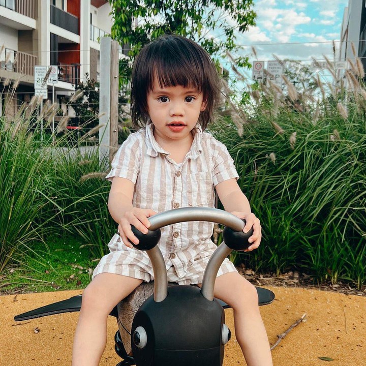 <p>Lucas kini tumbuh menjadi anak yang pintar dan gesit. Di unggahan Acha Sinaga lainnya, Lucas mengenakan setelah garis-garis bernuansa krem dipadukan sepatu hitam. Gaya ini saat Lucas bermain di taman <em>outdoor</em>. (Foto : dok. Instagram @achasinaga)</p>