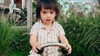 <p>Lucas kini tumbuh menjadi anak yang pintar dan gesit. Di unggahan Acha Sinaga lainnya, Lucas mengenakan setelah garis-garis bernuansa krem dipadukan sepatu hitam. Gaya ini saat Lucas bermain di taman <em>outdoor</em>. (Foto : dok. Instagram @achasinaga)</p>