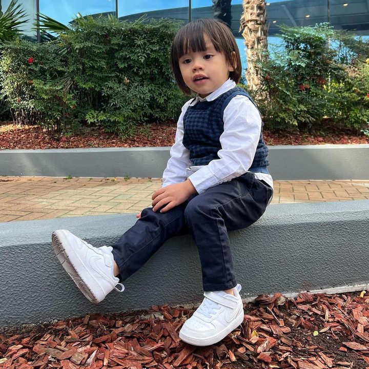 <p>Kehadiran Lucas Asaf Ambarita menambah kebahagiaan pernikahan Acha Sinaga dan Andy Ambarita. Keseharian Lucas pun sering diperlihatkan Acha di akun Instagram pribadinya. Tak terkecuali gaya OOTD Lucas nih, Bunda. (Foto : dok. Instagram @achasinaga)</p>