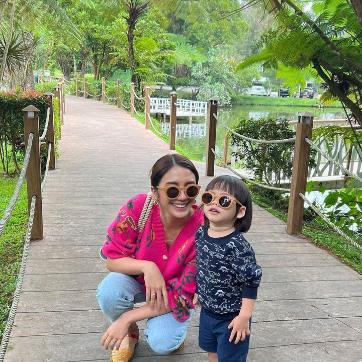 <p>Meski lahir dan tinggal di Australia, belum lama ini, Acha Sinaga membawa Lucas pulang ke Indonesia. Ini merupakan salah satu OOTD Lucas saat di Medan, Sumatera Utara. Dari semua OOTD Lucas, mana favorit, Bunda? (Foto : dok. Instagram @achasinaga)</p>