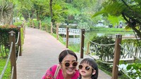 <p>Meski lahir dan tinggal di Australia, belum lama ini, Acha Sinaga membawa Lucas pulang ke Indonesia. Ini merupakan salah satu OOTD Lucas saat di Medan, Sumatera Utara. Dari seluruh OOTD Lucas, mana favorit, Bunda? (Foto : dok. Instagram @achasinaga)</p>