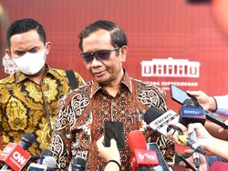 Menghadap Jokowi, Mahfud Laporkan Awal Mula Sengkarut Masalah Proyek BTS