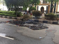 Rektor UIN Ar-raniry Ganti Rugi Papan Bunga yang Dibakar Mahasiswa