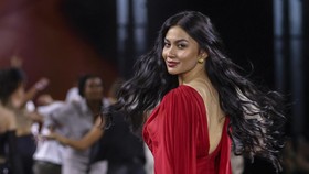 Tara Gemilang, Gaun Songket Ariel Tatum yang Memukau Paris