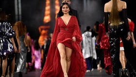 FOTO: Gaya Ariel Tatum di Catwalk Paris Fashion Week