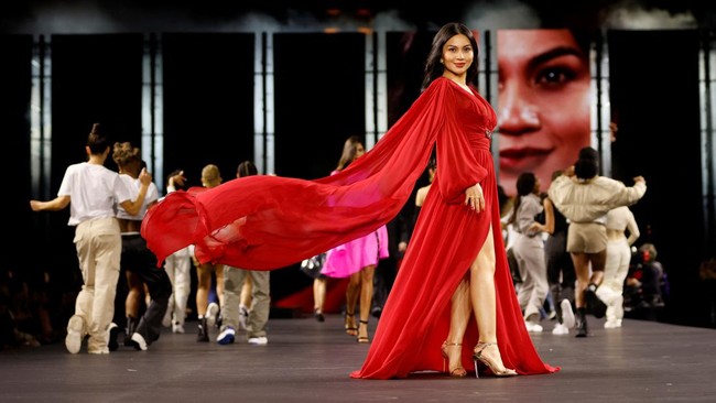 FOTO: Gaya Ariel Tatum di Catwalk Paris Fashion Week