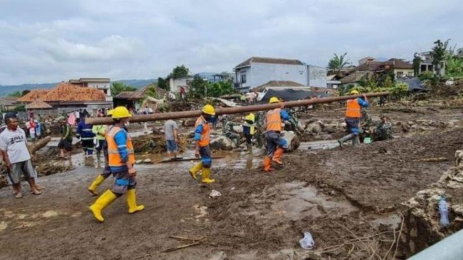 Di musim penghujan, PLN harus mengambil tindakan untuk menjaga keamanan dan keselamatan pelanggan dengan memutus aliran listrik, misalnya saat banjir melanda.