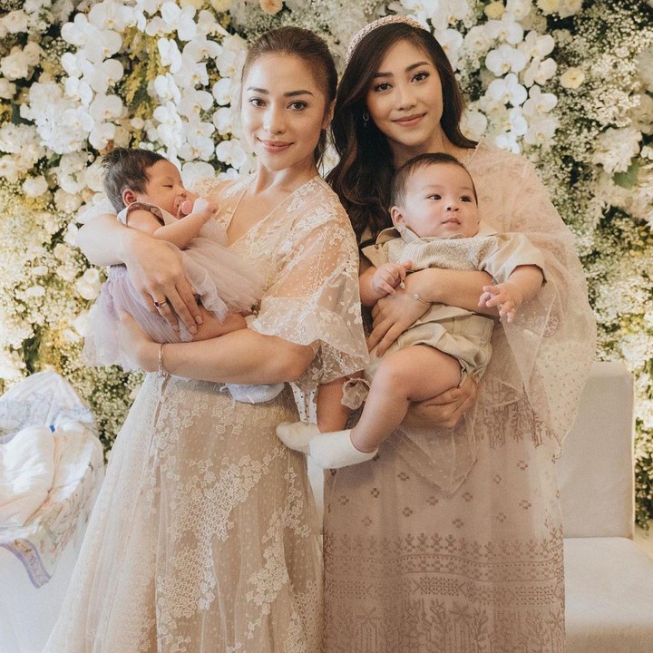<p>Nikita Willy juga membagikan potret ketiga menggendong sang keponakan, Baby Lalita, Bunda. Sementara itu, sang adik, Nona Willy, menggendong Baby Izz. (Foto: Instagram: @nikitawillyofficial94)</p>