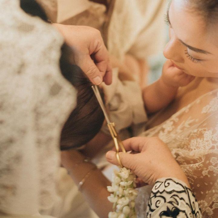 <p>Baby Izz terlihat sangat tenang ketika rambutnya digunting oleh sang nenek, Bunda. Ia juga sangat nyaman ketika berada dipelukan sang Bunda. (Foto: Instagram: @nikitawillyofficial94)</p>