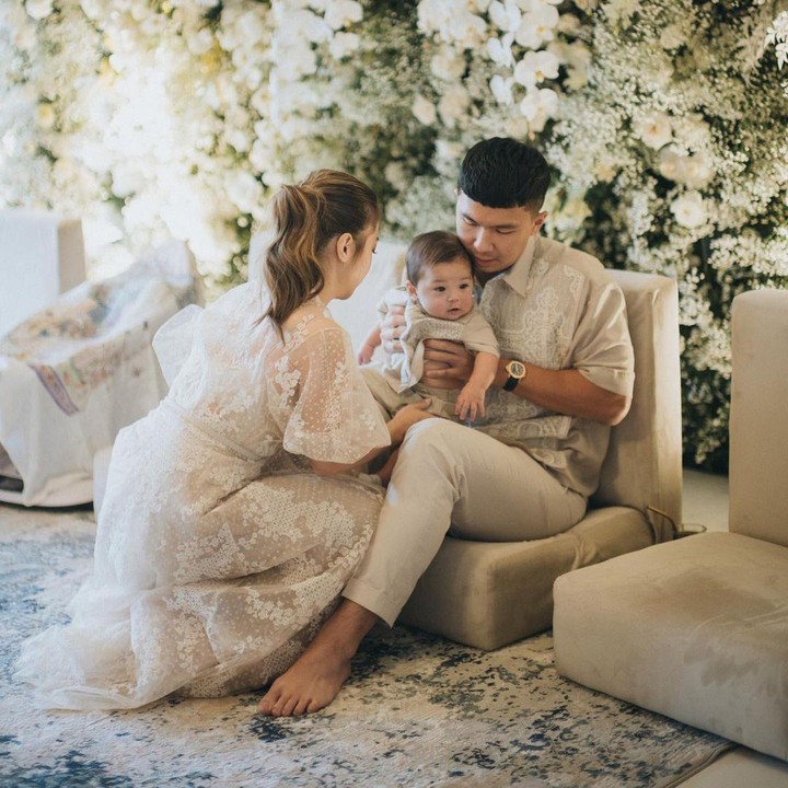 <p>Beberapa waktu lalu Nikita Willy dan Indra Priawan menggelar syukuran aqiqah sang anak, Issa Xander Djokosoetono. Acara pun digelar dengan sangat khidmat, Bunda. (Foto: Instagram: @nikitawillyofficial94)</p>