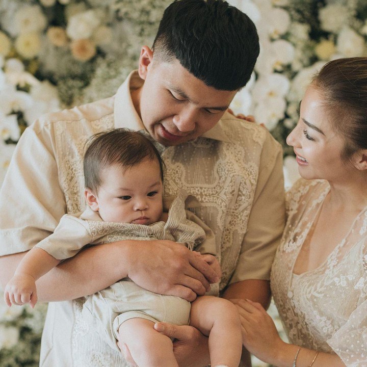 <p>Nikita Willy dan keluarga menggunakan pakaian dengan warna senada. Tak hanya itu, dekorasi aqiqah terlihat sangat cantik dengan rangkaian bunga warna putih. (Foto: Instagram: @nikitawillyofficial94)</p>