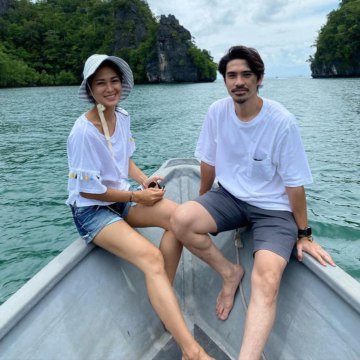 <p>Kita doakan, semoga rumah tangga pasangan ini akan selalu harmonis dan langgeng hingga selamanya, ya. (Foto: Instagram @prisia)</p>