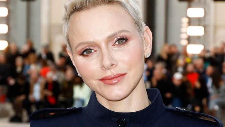 Putri Charlene dari Monaco Monaco's Princess Charlene leaves the Akris Spring-Summer 2023 fashion show during the Paris Womenswear Fashion Week, in Paris, on October 1, 2022. (Photo by JULIEN DE ROSA / AFP) (Photo by JULIEN DE ROSA/AFP via Getty Images)