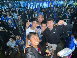 Detik-detik Aremania Selamatkan Balita hingga Tertimpa Pagar Besi Tribun 12