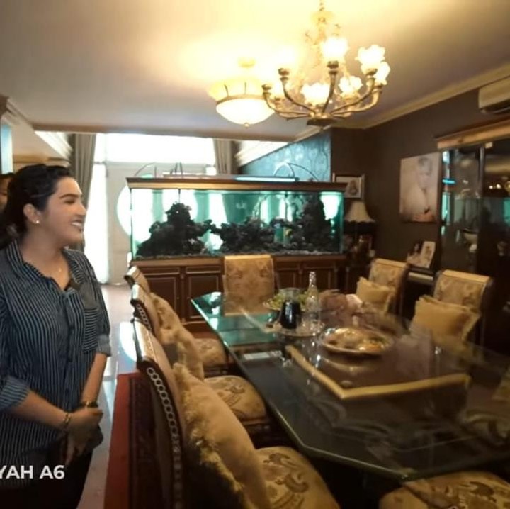 <p>Rumah penyanyi dangdut senior ini disebut-sebut bagaikan istana, lho, pasalnya ia menggunakan berbagai furnitur antik berwarna emas. (Foto: YouTube The Hermansyah A6)</p>