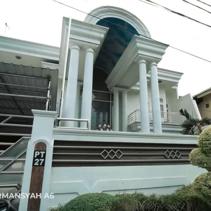 <p>Penyanyi dangdut, Inul Daratista memiliki rumah megah di kawasan Pondok Indah, Jakarta Selatan. Kabarnya rumah itu seharga puluhan miliar, lho, Bunda. (Foto: YouTube The Hermansyah A6)</p>