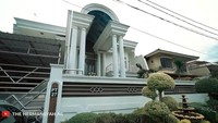 <p>Penyanyi dangdut, Inul Daratista memiliki rumah megah di kawasan Pondok Indah, Jakarta Selatan. Kabarnya rumah itu seharga puluhan miliar, lho, Bunda. (Foto: YouTube The Hermansyah A6)</p>