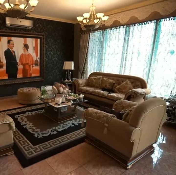 <p>Siapa sangka? Mengawali karier sebagai penyanyi dangdut di kampungnya, kini, kehidupan Inul berubah drastis dikelilingi barang-barang mewah dan berkilau. (Foto: YouTube The Hermansyah A6)</p>