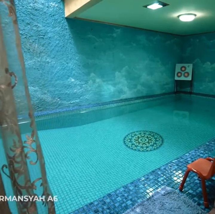 <p>Inul juga memiliki kolam renang di dalam rumahnya. Selain itu, ia juga memiliki ruang <em>gym</em> di pinggir kolam renang, lho. (Foto: YouTube The Hermansyah A6)</p>