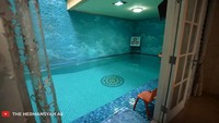 <p>Inul juga memiliki kolam renang di dalam rumahnya. Selain itu, ia juga memiliki ruang <em>gym</em> di pinggir kolam renang, lho. (Foto: YouTube The Hermansyah A6)</p>