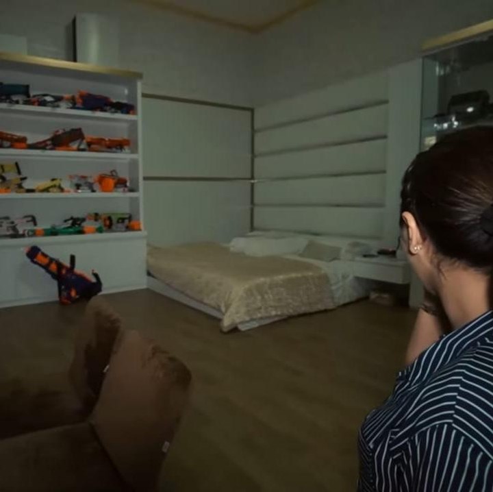 <p>Memiliki rumah mewah tak mengherankan lagi bila kamar anaknya pun sangat luas. Apalagi putranya ini merupakan anak satu-satunya ya, Bunda. (Foto: YouTube The Hermansyah A6)</p>
