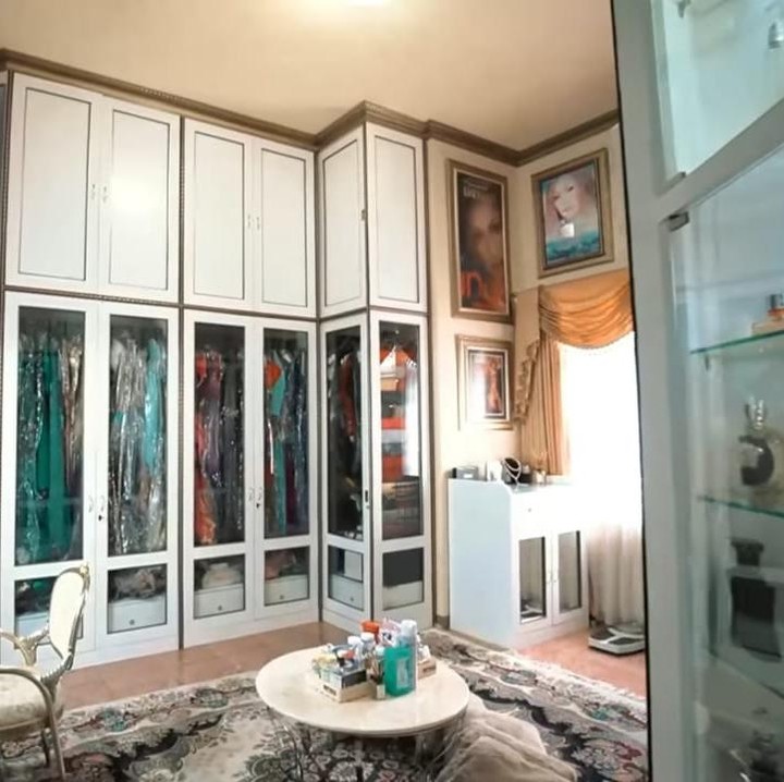 <p>Sama seperti banyak artis lainnya, Inul juga memiliki walk in closet sebagai tempat khusus untuk menyimpan koleksi pakaian, sepatu, tas, parfum, hingga alat-alat riasnya nan mewah. (Foto: YouTube The Hermansyah A6)</p>