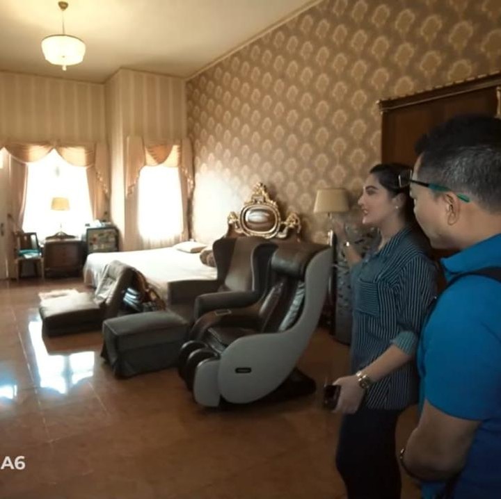 <p>Meski begitu, kabarnya sang anak tetap tidur bersama Inul dan sang suami. Oleh karena itu, Inul menyediakan 3 <em>sofa</em> di kamarnya untuk anak dan suaminya juga. Di kamar ini juga terdapat kulkas kecil. Wah, terbayang ya Bunda, keluarga ini pasti sering quality time bertiga di kamar. (Foto: YouTube The Hermansyah A6)</p>