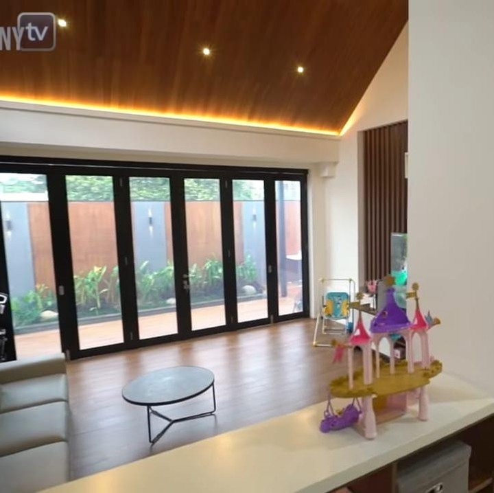 <p>Selain memiliki pagar otomatis, Surya juga menggunakan teknologi canggih untuk pintu yang memiliki fitur <em>finger print</em> dan jendela rumahnya yang tidak perlu menggunakan gorden lagi. (Foto: YouTube TAULANY TV)</p>